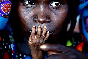 Woman and child at emergency feeding centre in Niger